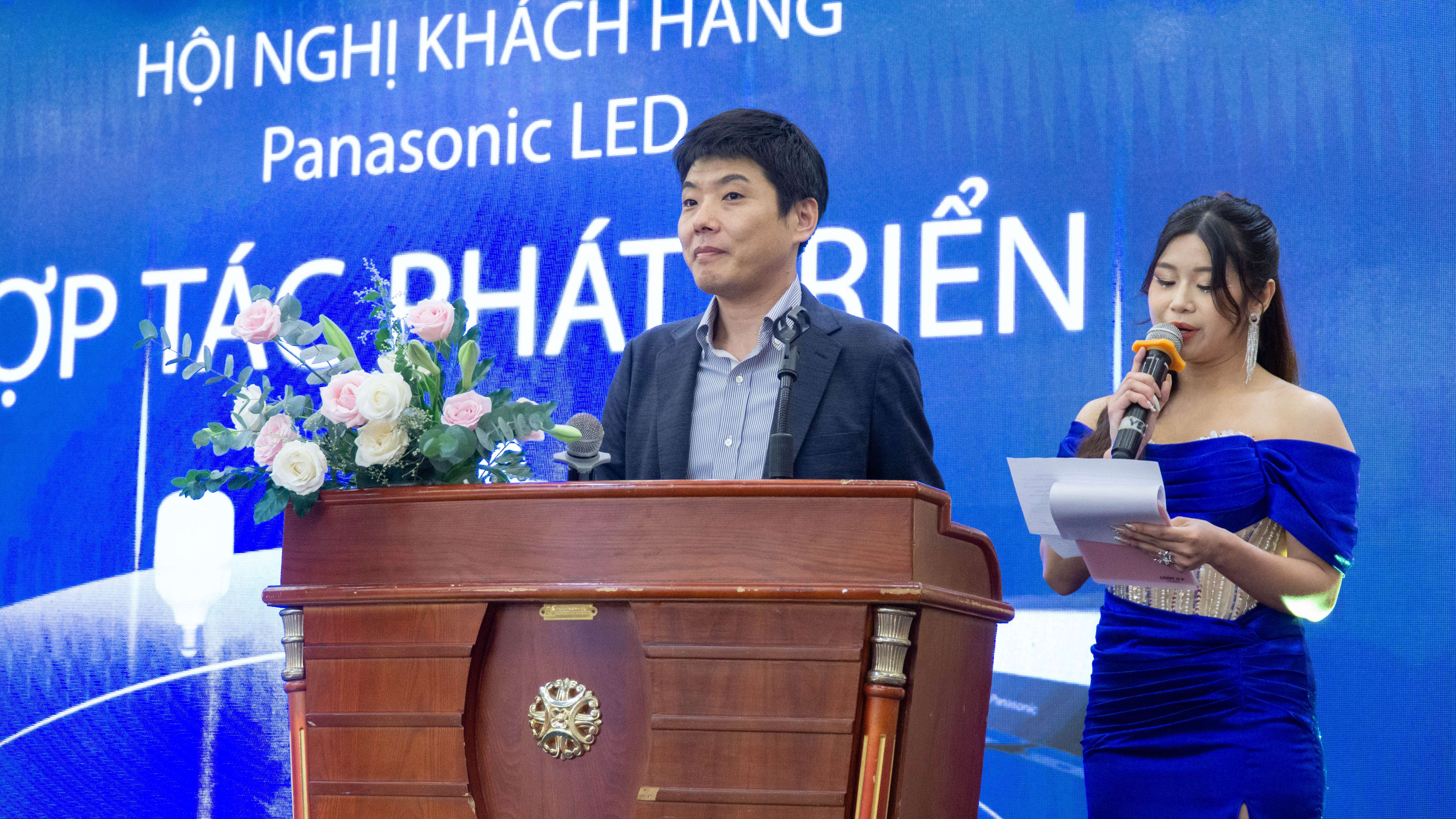 Ông Ryu Yasuda – Trưởng ngành hàng chiếu sáng Công ty PANASONIC Electric Works Việt Nam phát biểu tại hội nghị khách hàng.